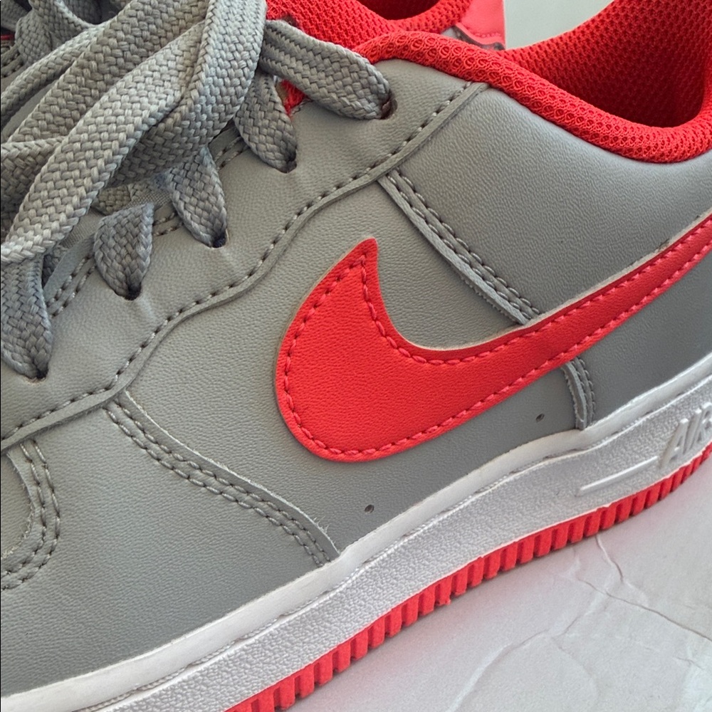 Nike Kids Sneakers in Gray and Pink